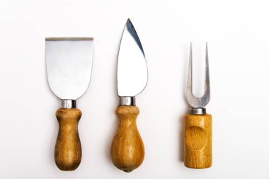 Beyaz arka planda peynir için mutfak gereçleri