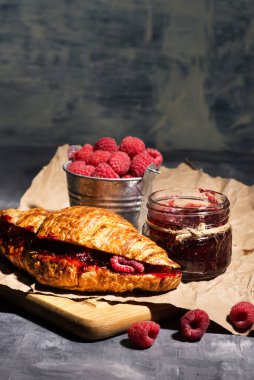 Ahududu reçelli kruvasan ve ambalaj kağıdına ahududu.