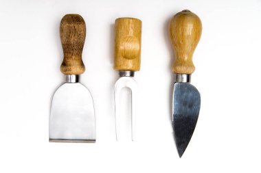 Beyaz arka planda peynir için mutfak gereçleri