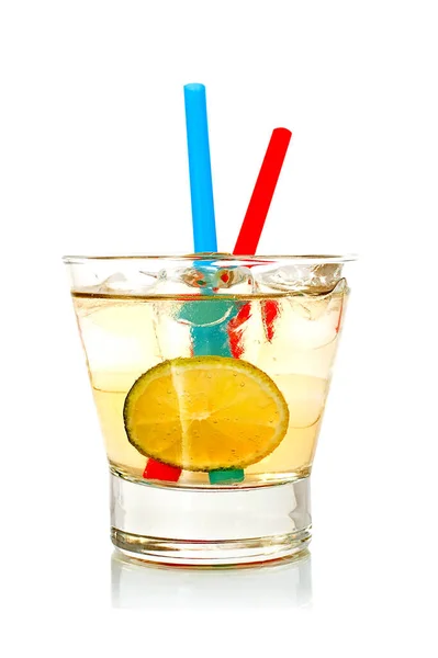 Cocktail Med Lime Och Isfärgade Rör Isolerade Vit Bakgrund — Stockfoto