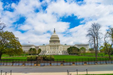 Washington, D.C., ABD - 15 Nisan 2021: 2021 baharında ABD Kongre Binası 'nı çevreleyen bir çit ve beton bariyer.