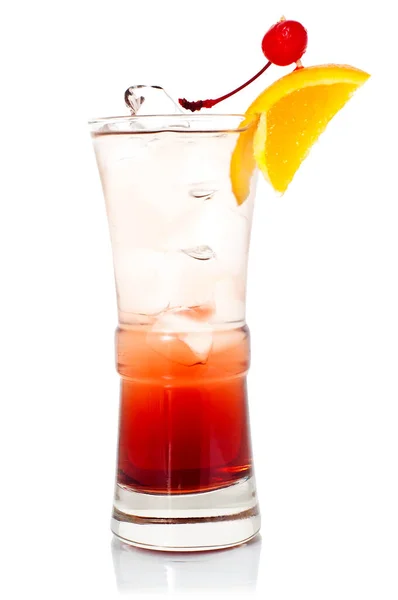 Cocktail Met Kersen Sinaasappel Een Hoog Glas Een Witte Achtergrond — Stockfoto