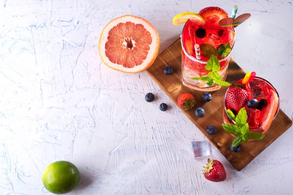 Cocktail Mit Minze Erdbeere Und Orange Auf Einem Holzständer Auf — Stockfoto