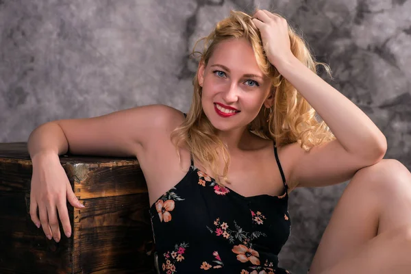 Портрет Красивой Сексуальной Блондинки Трогающей Волосы Улыбающейся Сером Фоне — стоковое фото