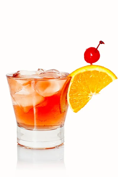 Kısa Bardakta Kiraz Portakal Dilimli Parlak Bir Alkollü Kokteyl Beyaz — Stok fotoğraf