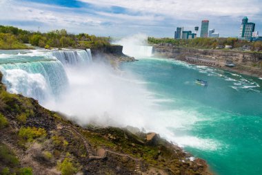 Niagara Şelalesi 'nin dibinde bir eğlence teknesi. Sis ve püskürtme görüşü engelliyor..