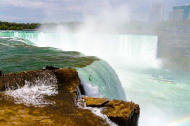 Niagara Şelalesi 'nin dibinde bir eğlence teknesi. Sis ve püskürtme görüşü engelliyor..
