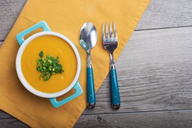 Gri arka planda peçeteli sebze püresi çorbası. Yukarıdan bak. Metin için boşluk.