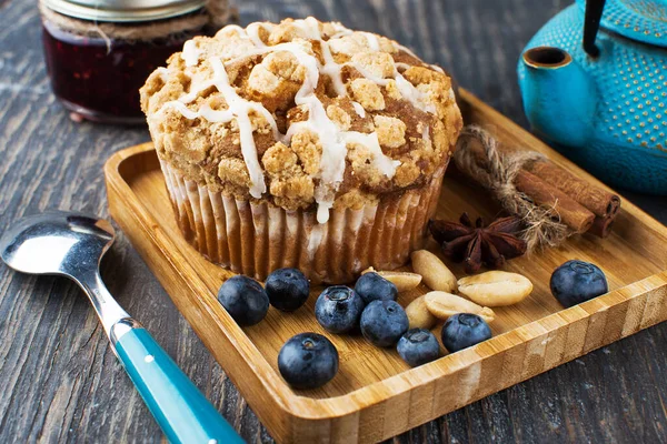 Large Muffin Wooden Platter Blueberries Close — Stock Photo, Image