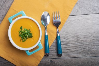 Gri arka planda peçeteli sebze püresi çorbası. Yukarıdan bak. Metin için boşluk.