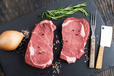 Biberiyeli çiğ biftek, taş masada tuz ve biber pişiyor. Üst görünüm