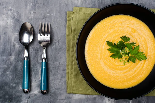 Pumpkin Carrot Soup Cream Black Plate Gray Background Copy Space — Stock Photo, Image