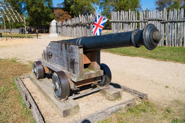 古いイギリスのフラを背景に野外博物館の古い海軍大砲 — ストック写真