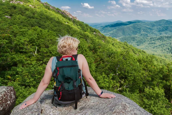 Kvinnlig Turist Toppen Berget Njuter Naturen Avkoppling Naturen Fjällen Sommaren — Stockfoto