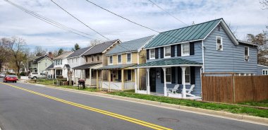 Leesburg 'da. Virginia mı? ABD. 30 Nisan 'da. 2021. Virginia, Liisburg 'un tarihi merkezinde iki katlı eski evler.