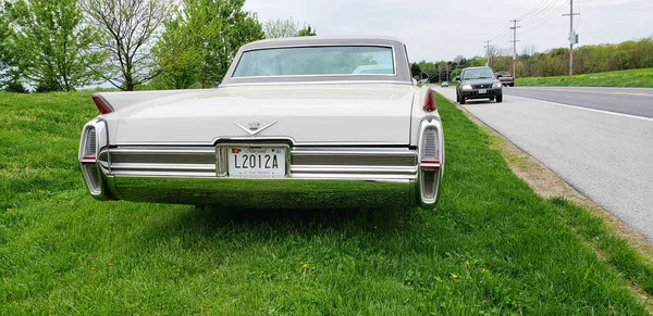 Abd Mayıs 2020 Vintage Cadillac Eldorado Yol Kenarındaki Çimlerin Üzerinde — Stok fotoğraf