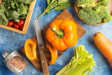 biber ve diğer sebzeler masanın üstünde.