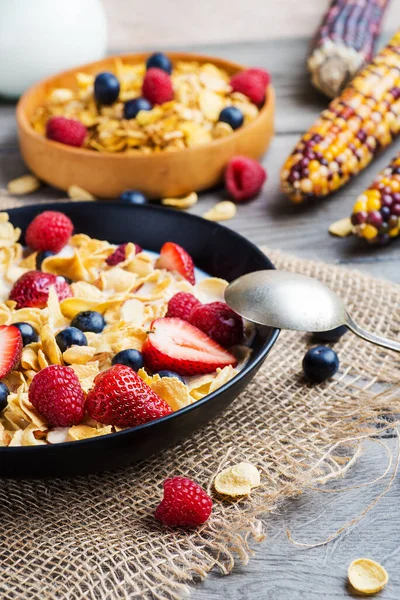 Cornflakes Met Melk Aardbeien Bosbessen Frambozen Stockfoto