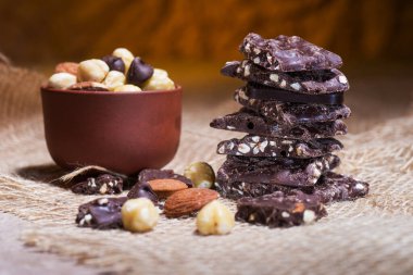 Fındık rengi koyu çikolata parçaları kulesi. Çeşit çeşit fındık