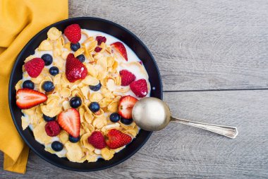 Sütlü mısır gevreği, yaban mersini ve ahududu. Üst görünüm