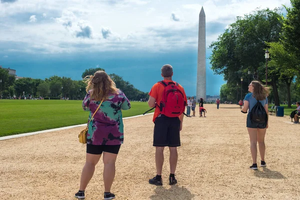 Washington Usa Juhe 2021 Turisták Nézni Washington Emlékmű Hátterében Sötétkék — Stock Fotó