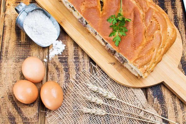 Torta Carne Tavolo Legno Uova Farina Accanto Alla Torta Vista — Foto Stock