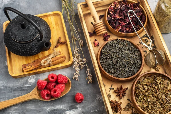 在木制碗中的各种干茶和在木制表面的茶壶 茶道用的 — 图库照片