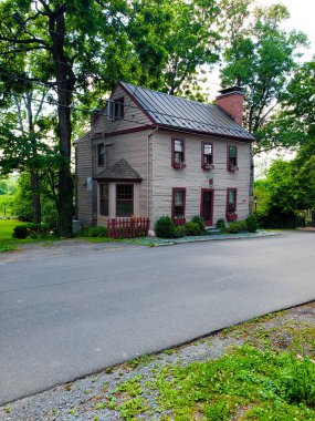 Waterford, Virginia, ABD 21 Haziran 2020 18. yüzyılın geleneklerine göre iki katlı eski ahşap ev