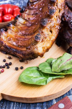 Domatesli kızarmış domuz kaburgası.