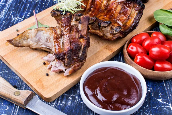 Costillas Fritas Con Salsa Tomates Con Cuchillo Una Tabla Madera — Foto de Stock