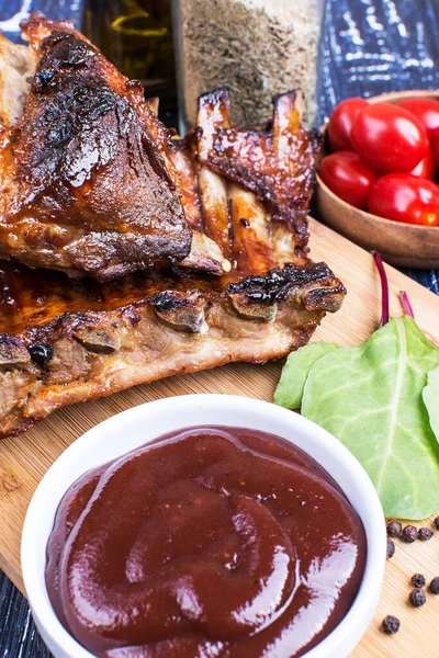 Costillas Fritas Con Salsa Tomates Con Cuchillo Una Tabla Madera — Foto de Stock