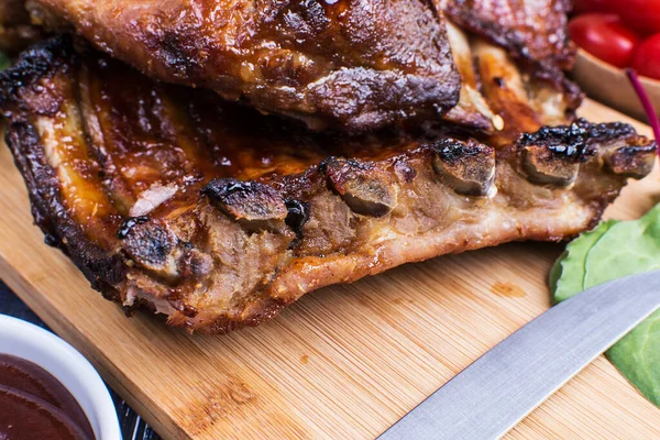 Las Costillas Fritas Con Salsa Los Tomates Con Cuchillo Tabla — Foto de Stock