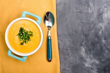 Pişmiş sebze brokoli ve balkabağı püresi çorbası gri beton arka planda. Boşluğu kopyala