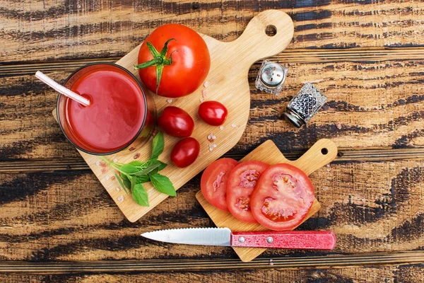 Jugo Tomate Fresco Vaso Tomates Maduros Una Tabla Cortar Vista —  Fotos de Stock