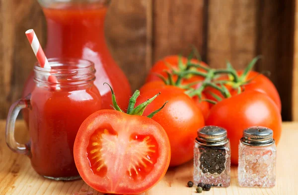 Jugo Tomate Fresco Vaso Con Tubo Cóctel Con Tomates Pimentero —  Fotos de Stock