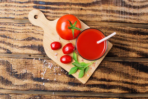 Jugo Tomate Fresco Vaso Tomates Maduros Una Tabla Cortar Vista — Foto de Stock