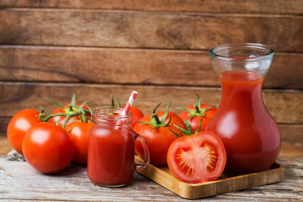 Suco Tomate Fresco Copo Com Uma Palha Coquetel Com Tomates — Fotografia de Stock