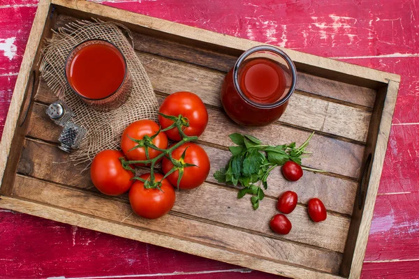 Vaso Sabroso Jugo Tomate Orgánico Tomates Frescos Hierbas Bandeja Madera —  Fotos de Stock