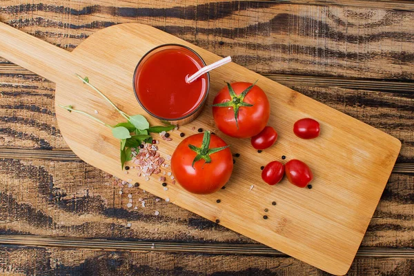 Suco Tomate Fresco Copo Tomates Maduros Uma Tábua Corte Vista — Fotografia de Stock