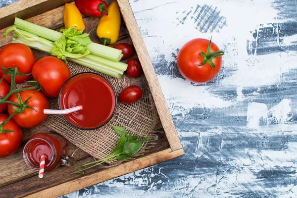 素朴なスタイルで木製のトレイにおいしい有機トマトジュースと新鮮なトマトとハーブのガラス トップビュー 健康的なライフスタイル テキストのスペース — ストック写真