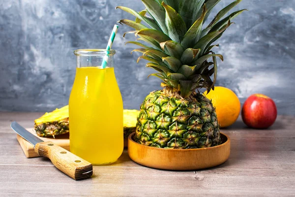 Jugo Piña Fresca Frasco Vidrio Con Una Paja Piña Sobre —  Fotos de Stock