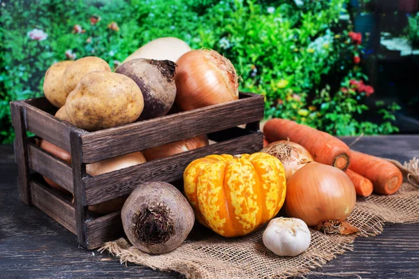 Holzkiste Mit Frischem Gemüse Auf Einem Holztisch Freien — Stockfoto