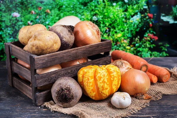 Caja Madera Con Verduras Frescas Una Mesa Madera Aire Libre — Foto de Stock