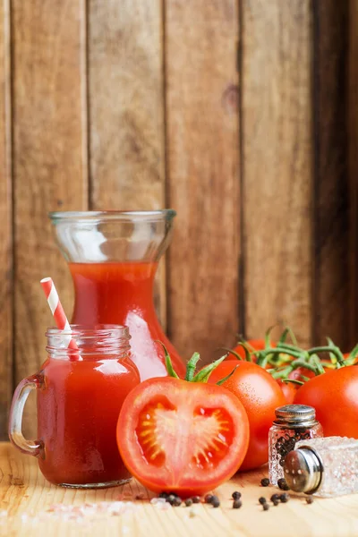 Bardakta Taze Domates Suyu Domatesli Kokteyl Tüpü Biberlik Ahşap Bir — Stok fotoğraf