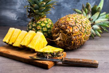 Taze ananas parçaları, ananas ve asnanelma suyu pipetle kavanozda..