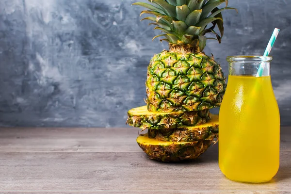 Frisk Ananasjuice Glaskrukke Med Halm Ananas Grå Baggrund - Stock-foto