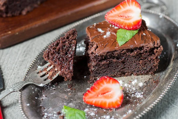 Шматочок Шоколадного Торта Прикрашеного Свіжою Полуницею Срібній Тарілці — стокове фото