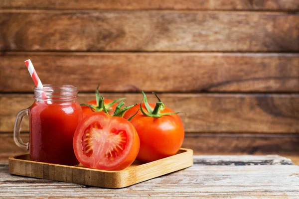 Jugo Tomate Fresco Vaso Con Tubo Cóctel Con Tomates Sobre —  Fotos de Stock