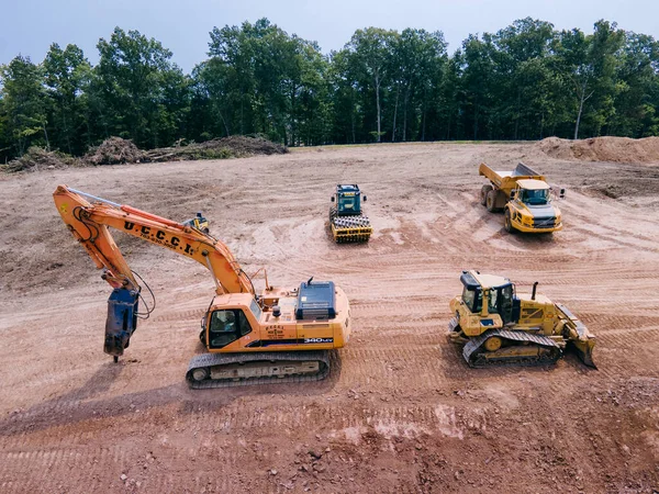 Leesburg Virginia Verenigde Staten Augustus 2021 Graafmachine Grondverzetmachines Een Bouwplaats Rechtenvrije Stockfoto's