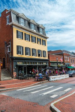 Annapolis, MD, ABD 07-25-2021: Tarihi kentte yürüyen ve dışarıda yemek yiyen insanlarla Annapolis, Maryland sokak manzarası